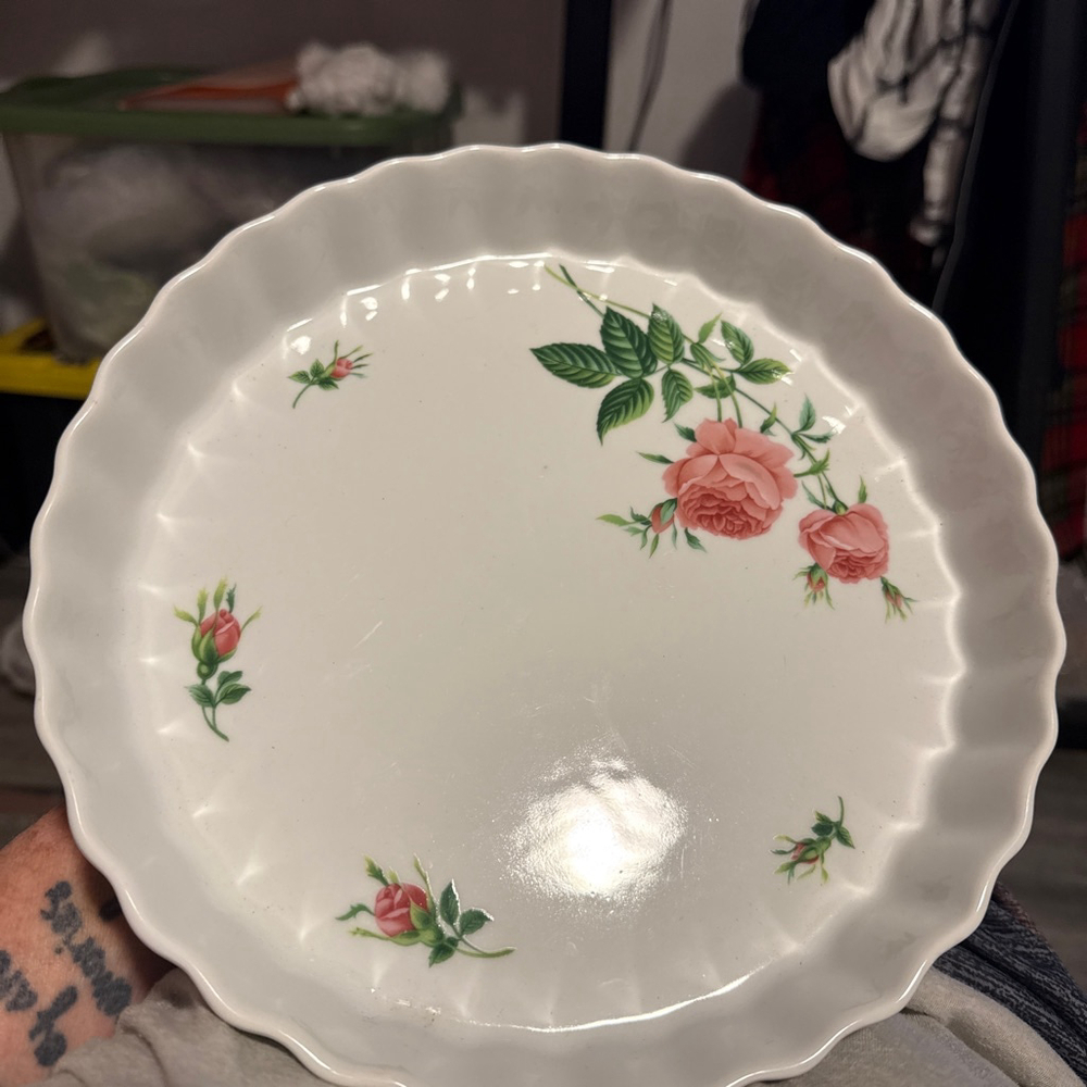 Christineholm pie plate pink roses 10 inch. One and a half inch deep. - Picture 7 of 7